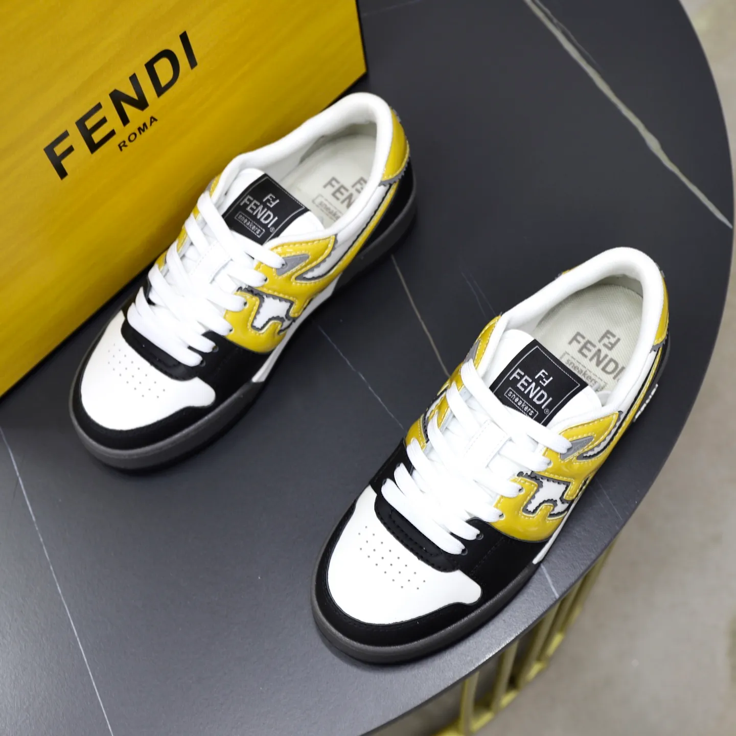 Ex-factory price: 640🔥Couple model (top original order) Brand: FENDI Size: 35-44 (customized for men 38 and 45) Grade: original order quality High version Material: Imported original cowhide stitching ➕ High-quality and comfortable lining Original TPU lightweight anti-slip outsole Style category: Travel fashion casual shoes Versatile trend